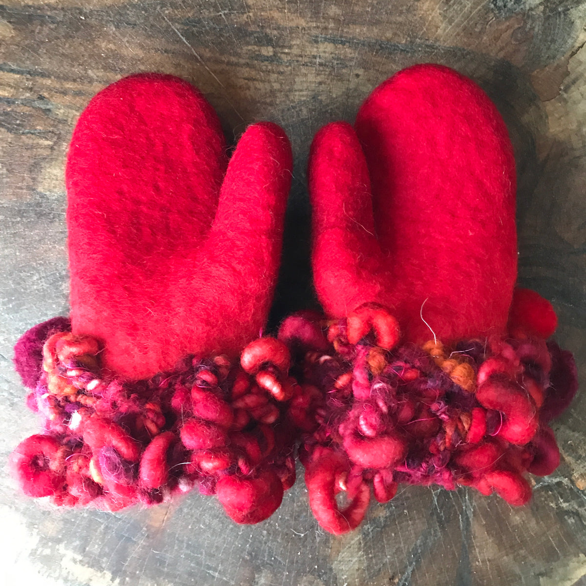 Red felted mittens Mitaines rouges en feutre - Mynoush