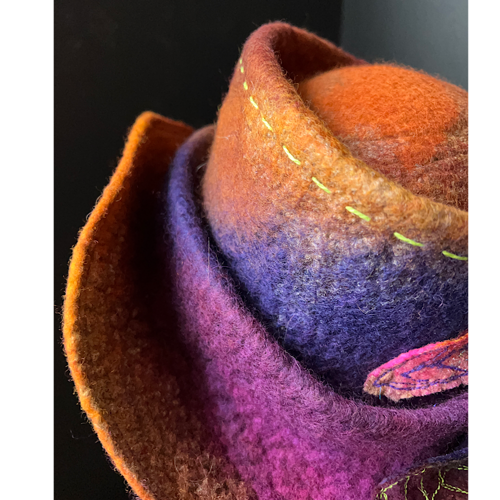 Felted top hat with leaves - 23.5“