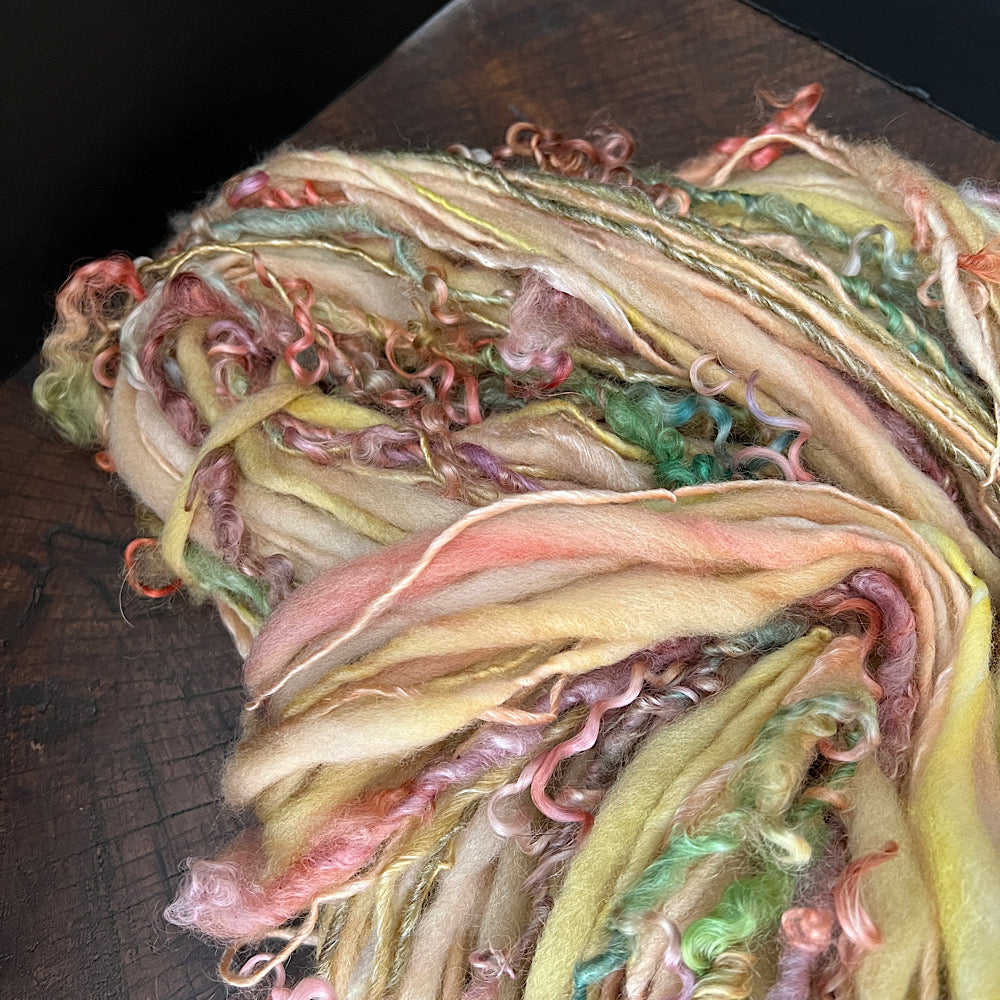 Golden kiss art yarn single