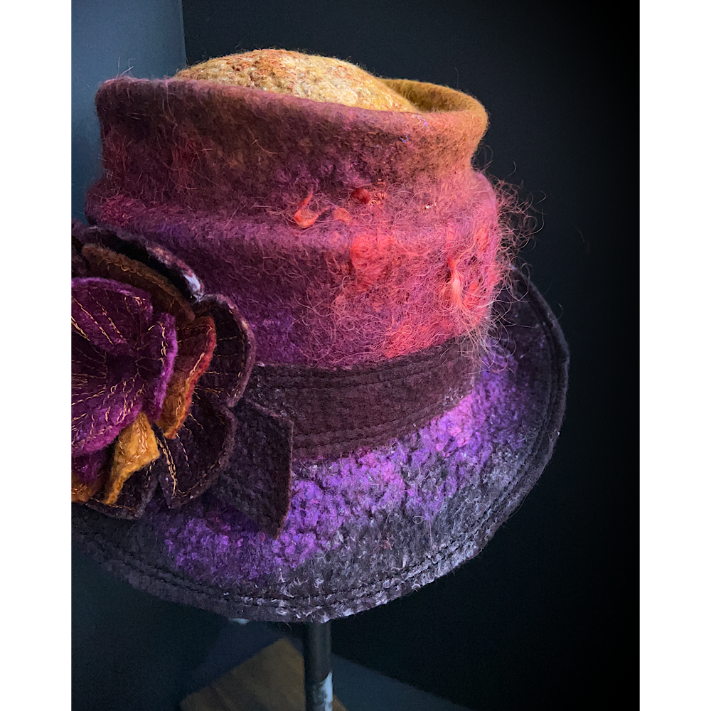 Felted top hat with flower - 24“