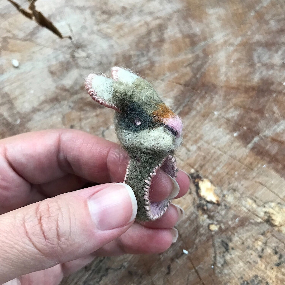 Grey felted bunny ring size 7-8 | Bague Lapin grise grandeur 7-8 - Mynoush