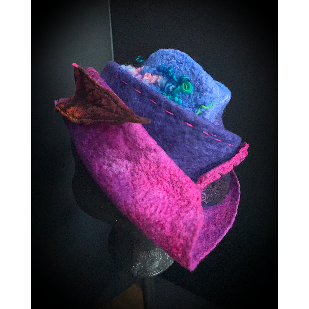 Felted top hat with leaves - 24“