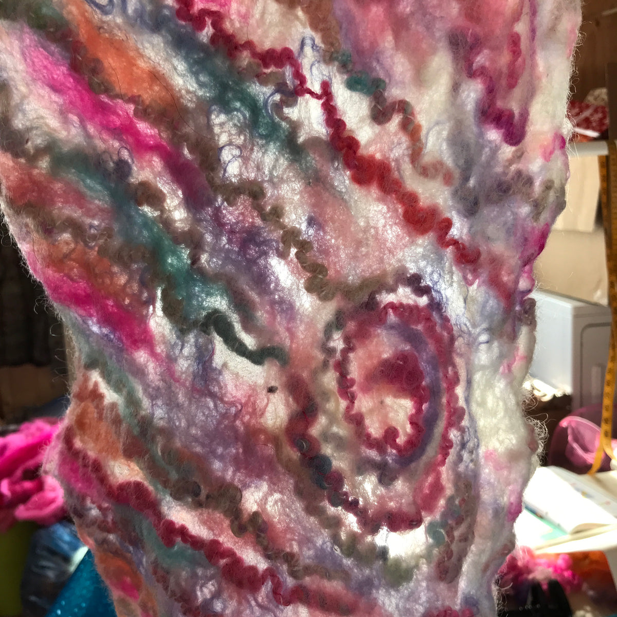 Pink felt scarf Foulard de feutre rose - Mynoush