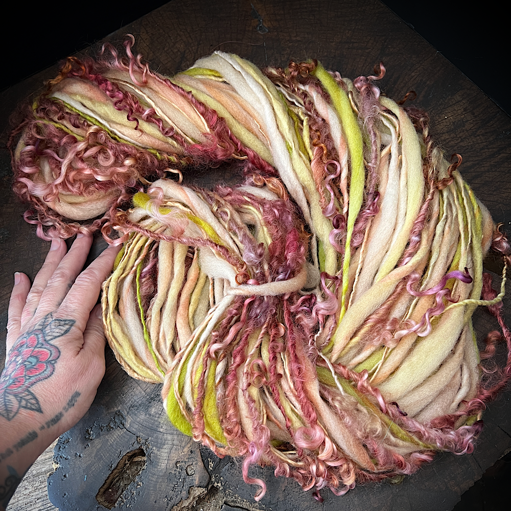 Golden kiss art yarn single