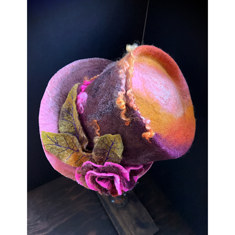 Felted top hat with rose - 24“
