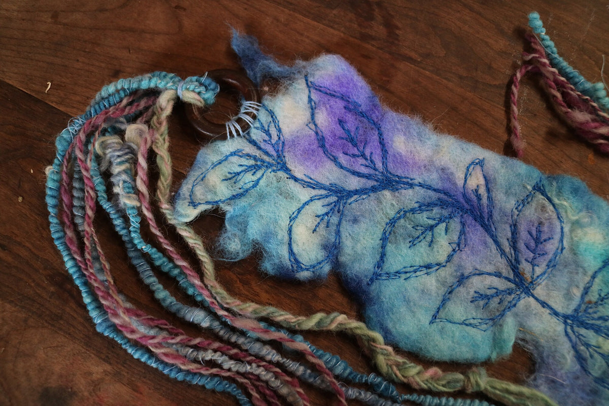 Blue felted headband with embroidery | Bandeau bleu en feutre avec broderie - Mynoush