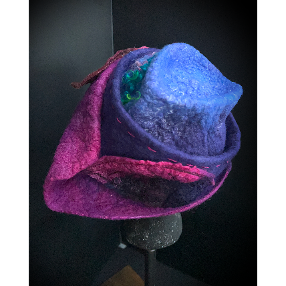 Felted top hat with leaves - 24“