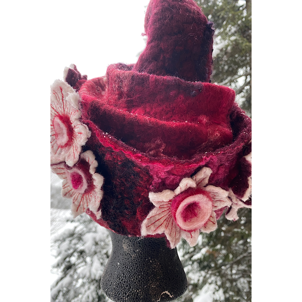 Winter is blooming - Felted hat 23.5“ medium