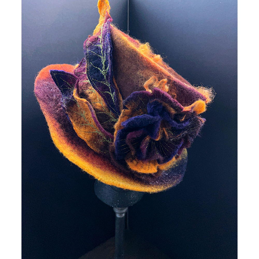 Felted top hat with rose - 23“