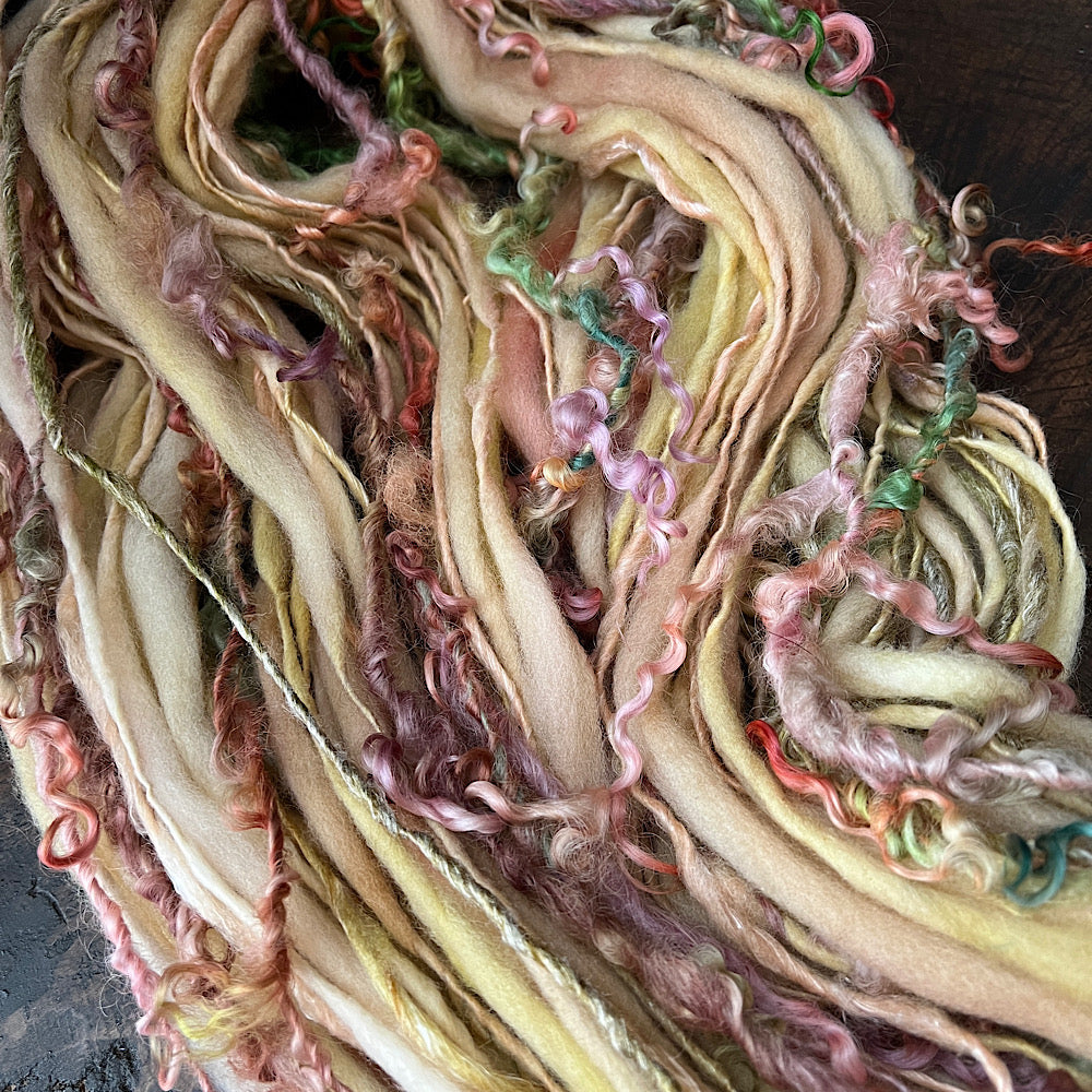 Golden kiss art yarn single