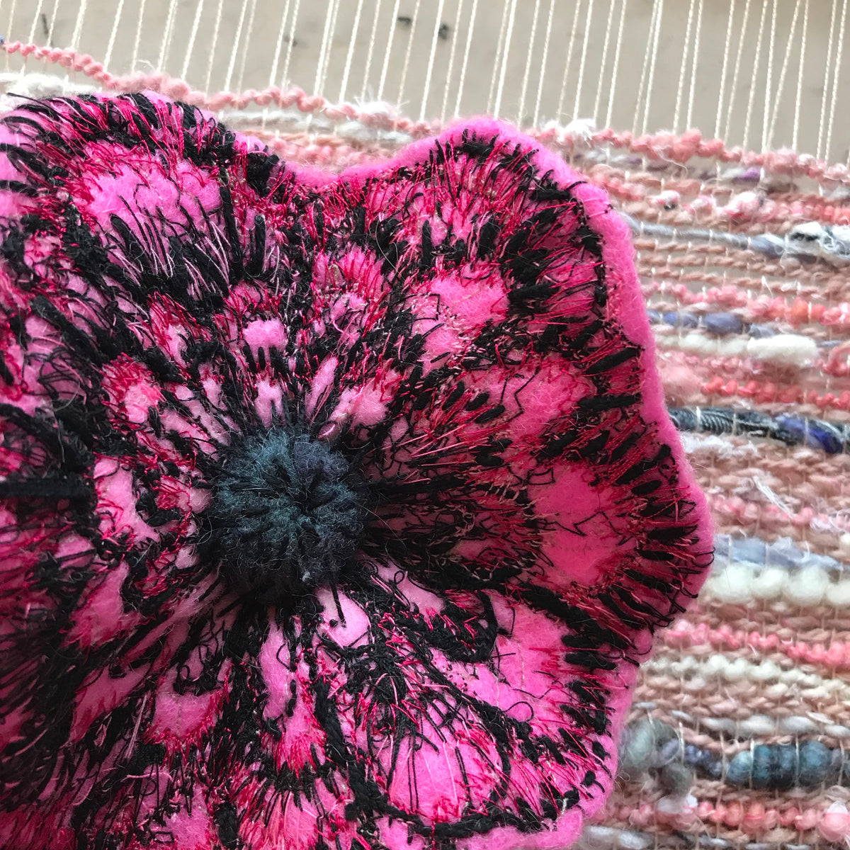 Embroidered felted flower brooch Pink | Broche fleur brodée Rose - Mynoush