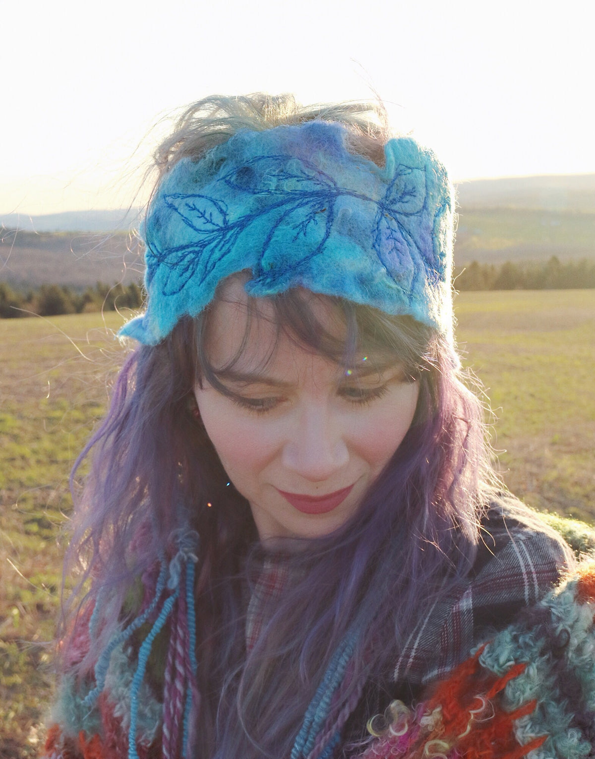 Blue felted headband with embroidery | Bandeau bleu en feutre avec broderie - Mynoush