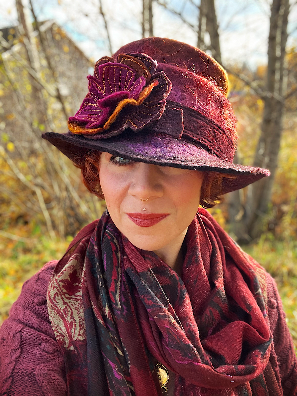 Felted top hat with flower - 24“