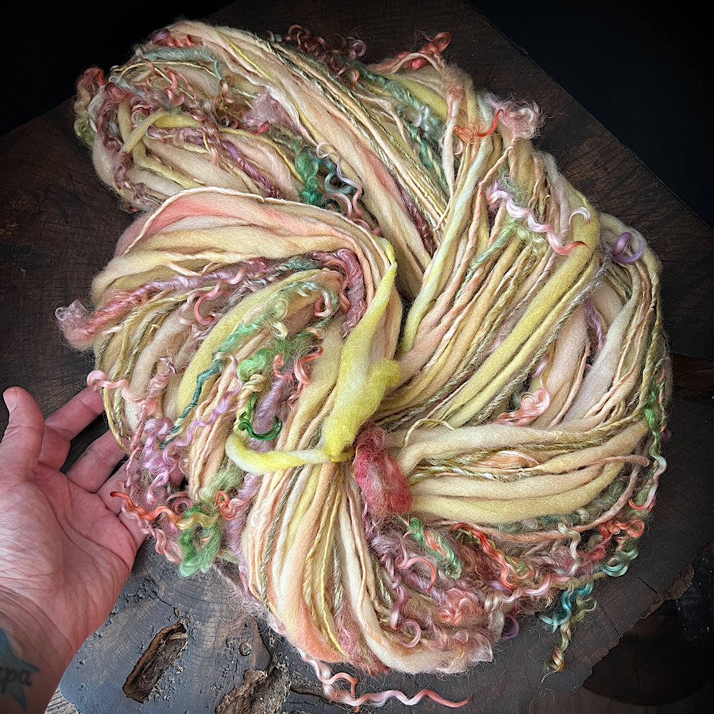 Golden kiss art yarn single