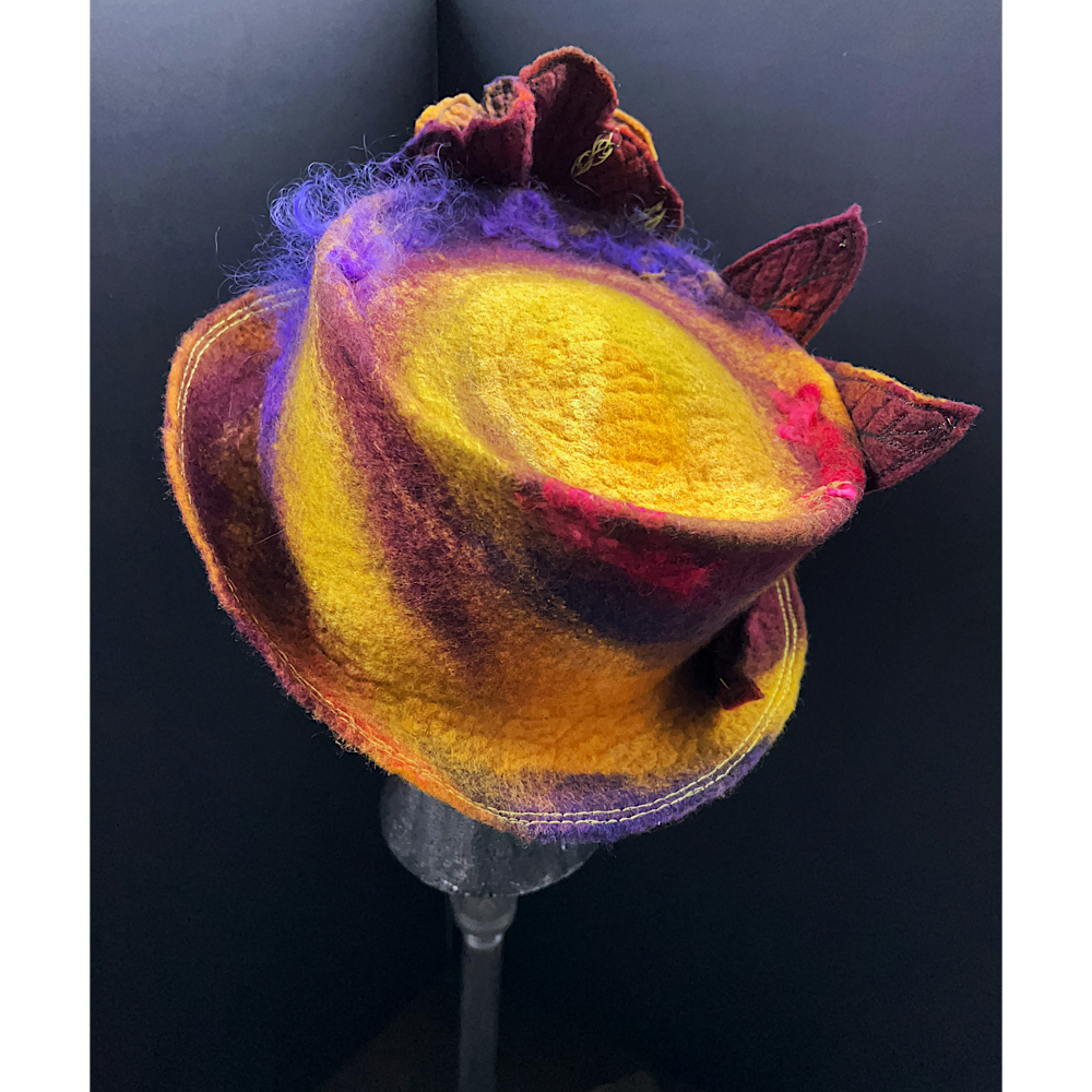 Felted top hat with rose - 23“