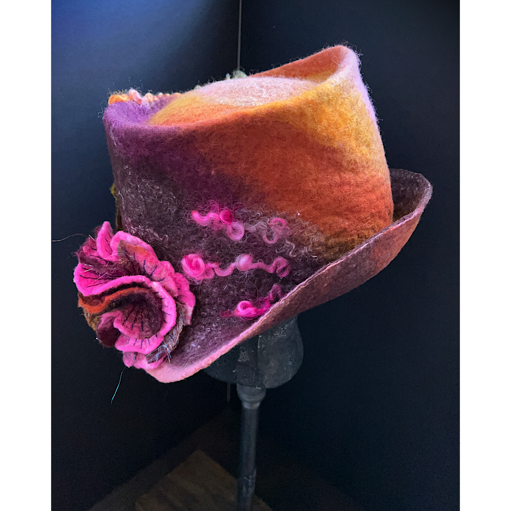 Felted top hat with rose - 24“