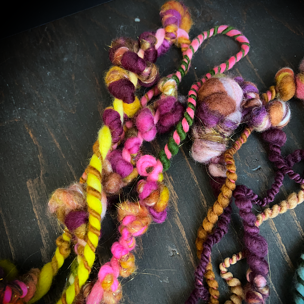 Art yarns ends for weavers