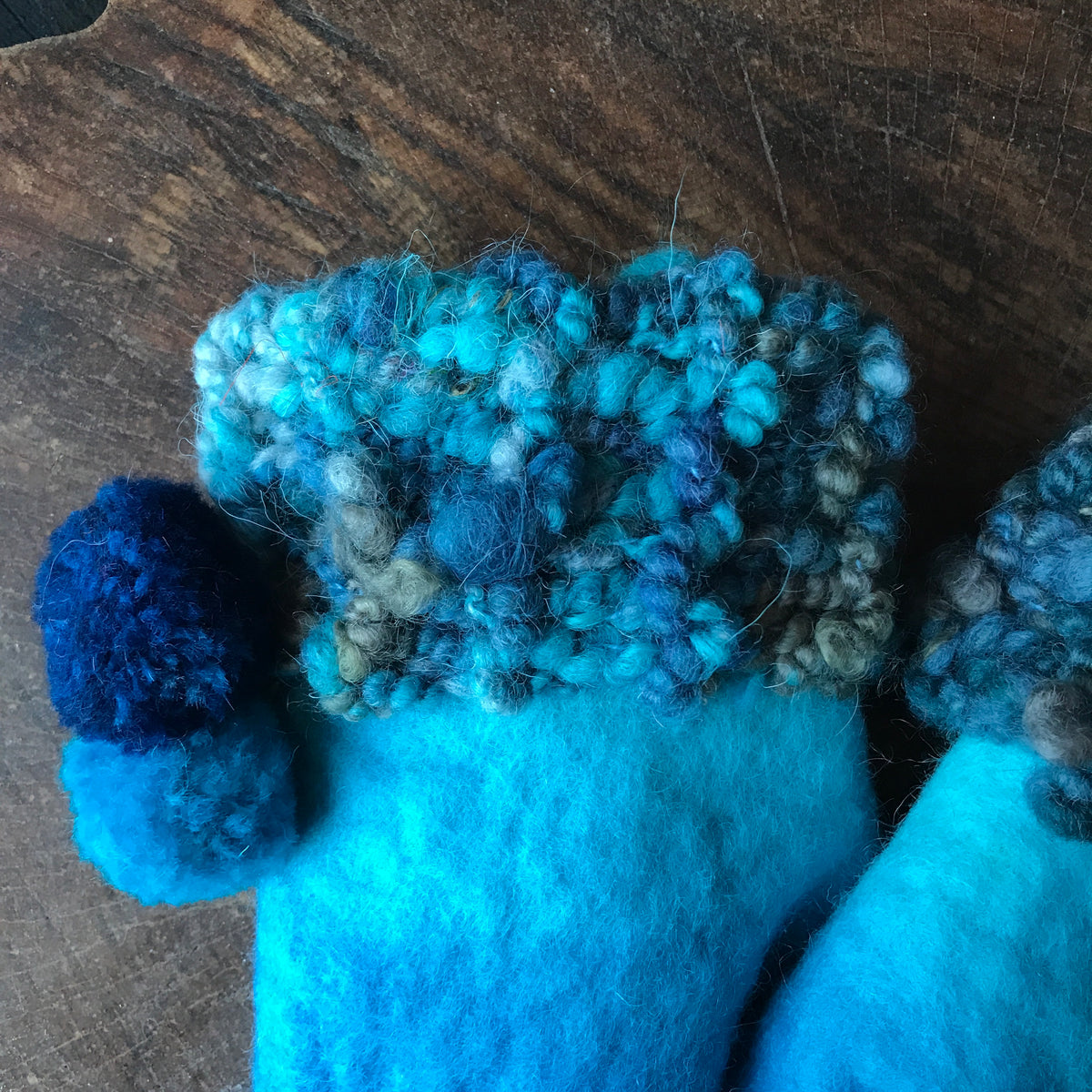 Blue felted mittens Mitaines bleues en feutre - Mynoush