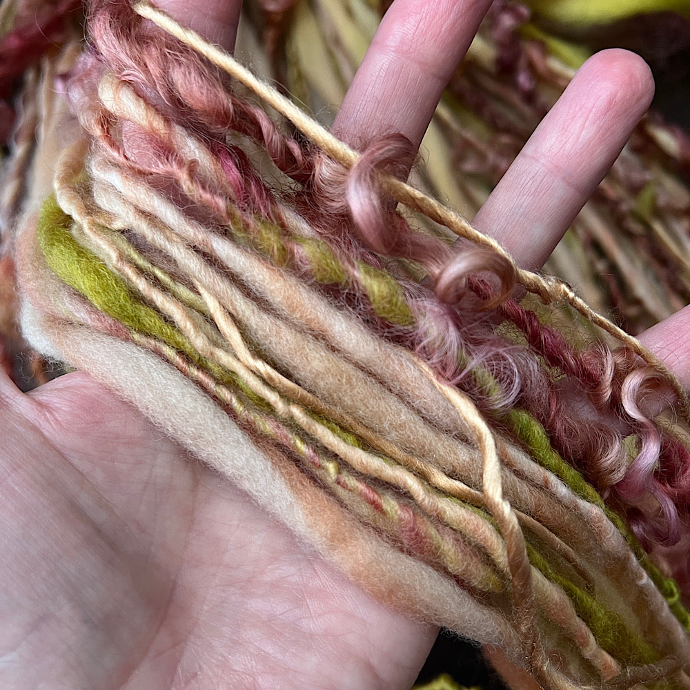 Golden kiss art yarn single