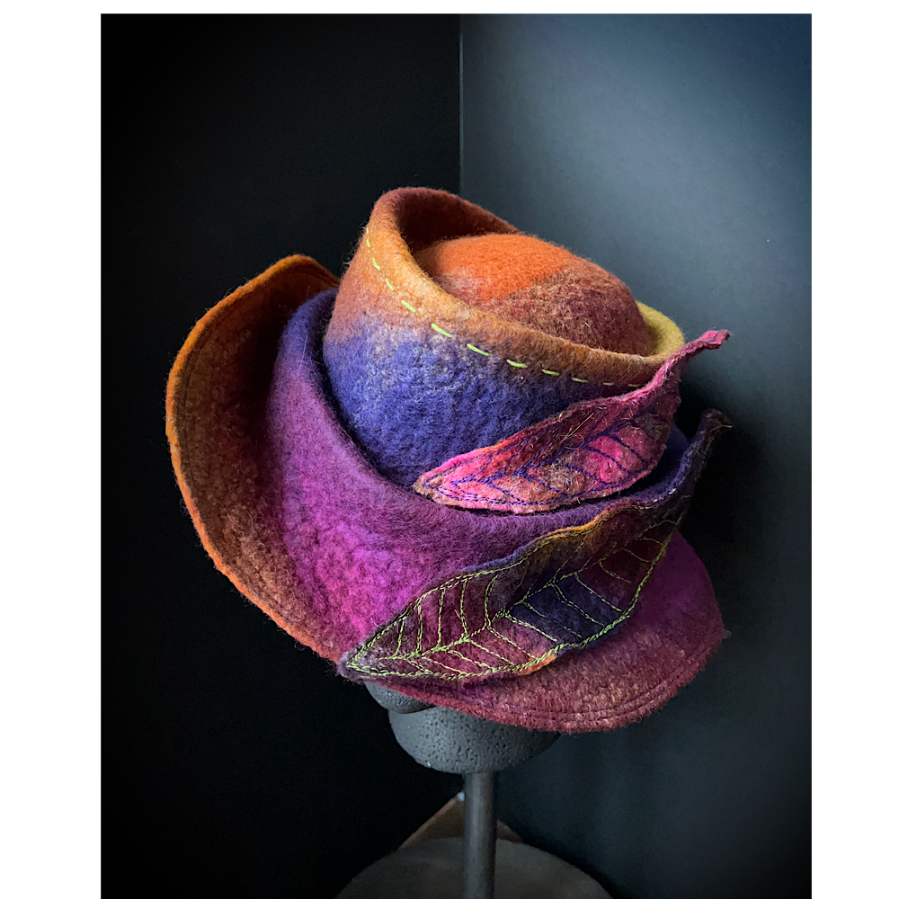 Felted top hat with leaves - 23.5“