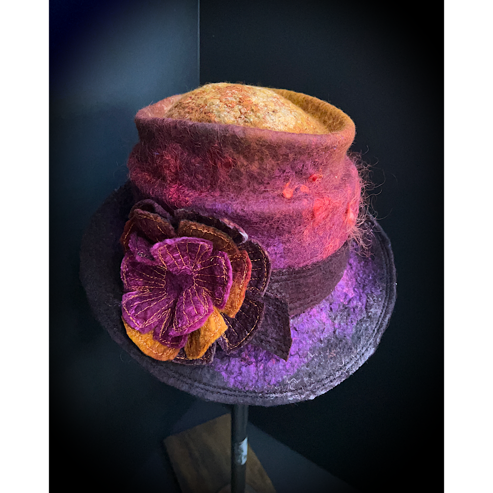 Felted top hat with flower - 24“