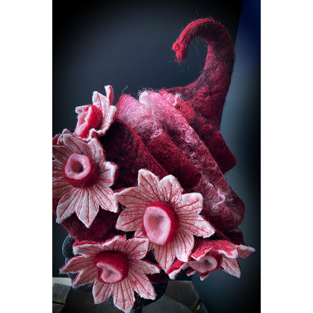 Winter is blooming - Felted hat 24“ medium large