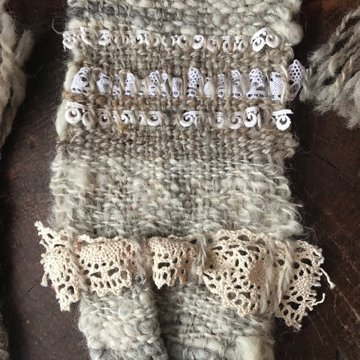 Pale beige hand woven headband with lace | Bandeau beige tissé avec dentelle - Mynoush