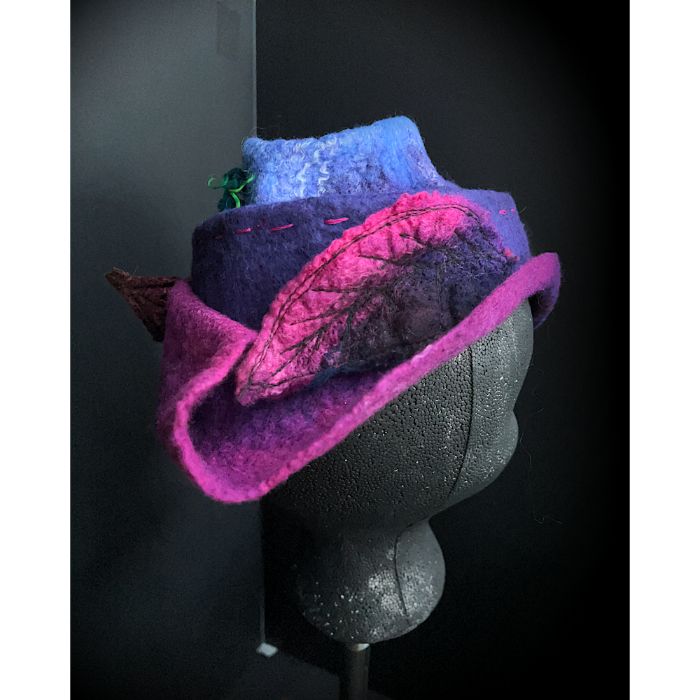 Felted top hat with leaves - 24“