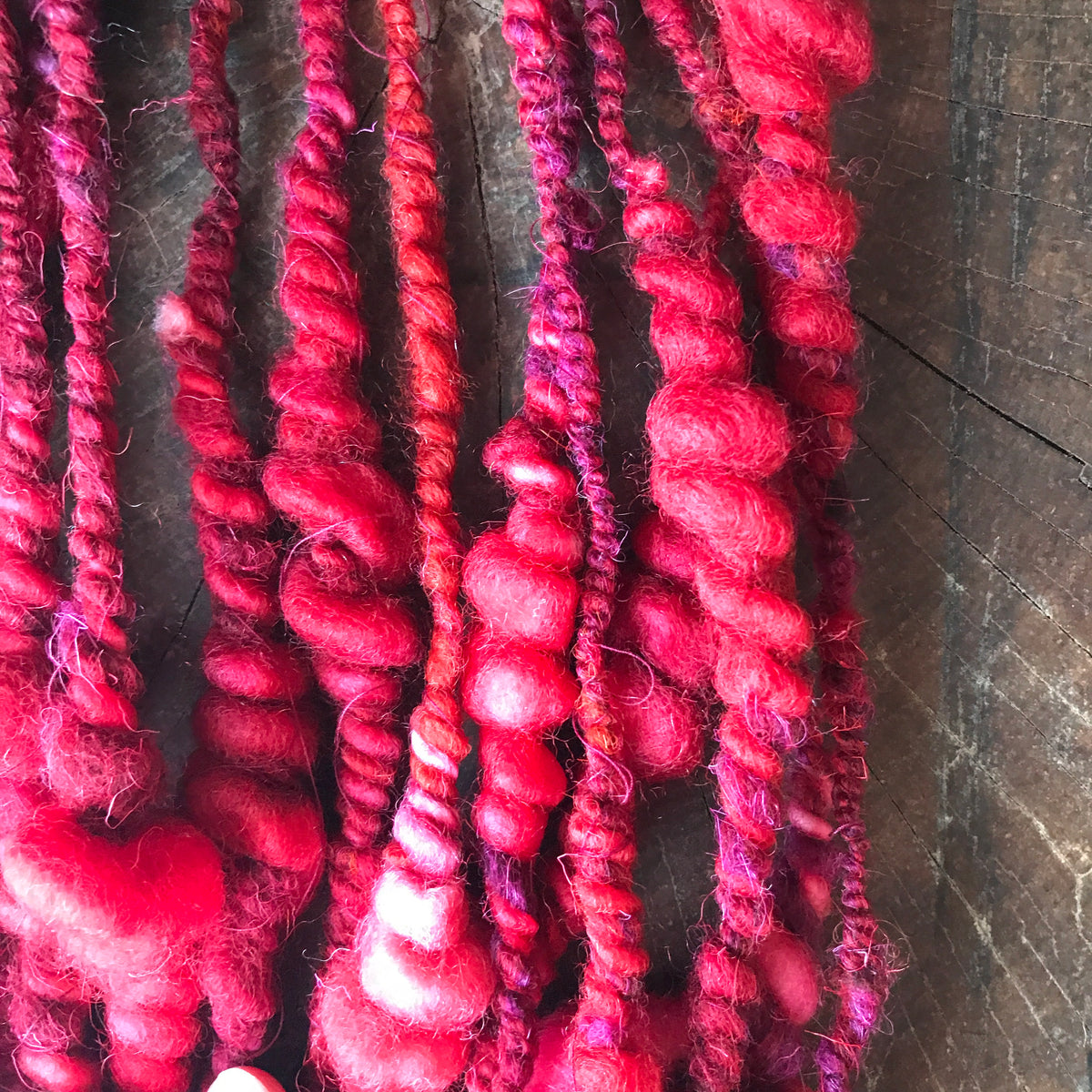 Red art yarn 100g 15y - Mynoush