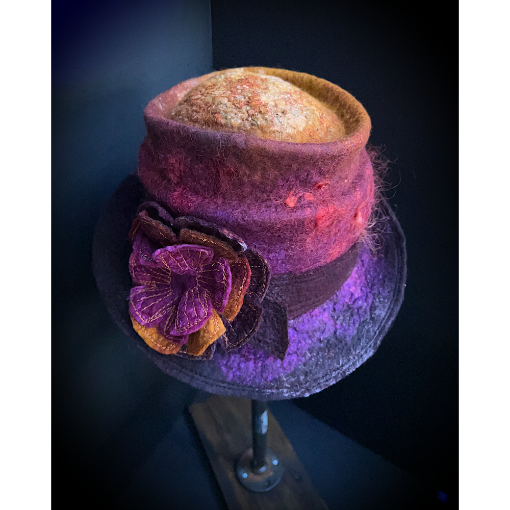 Felted top hat with flower - 24“
