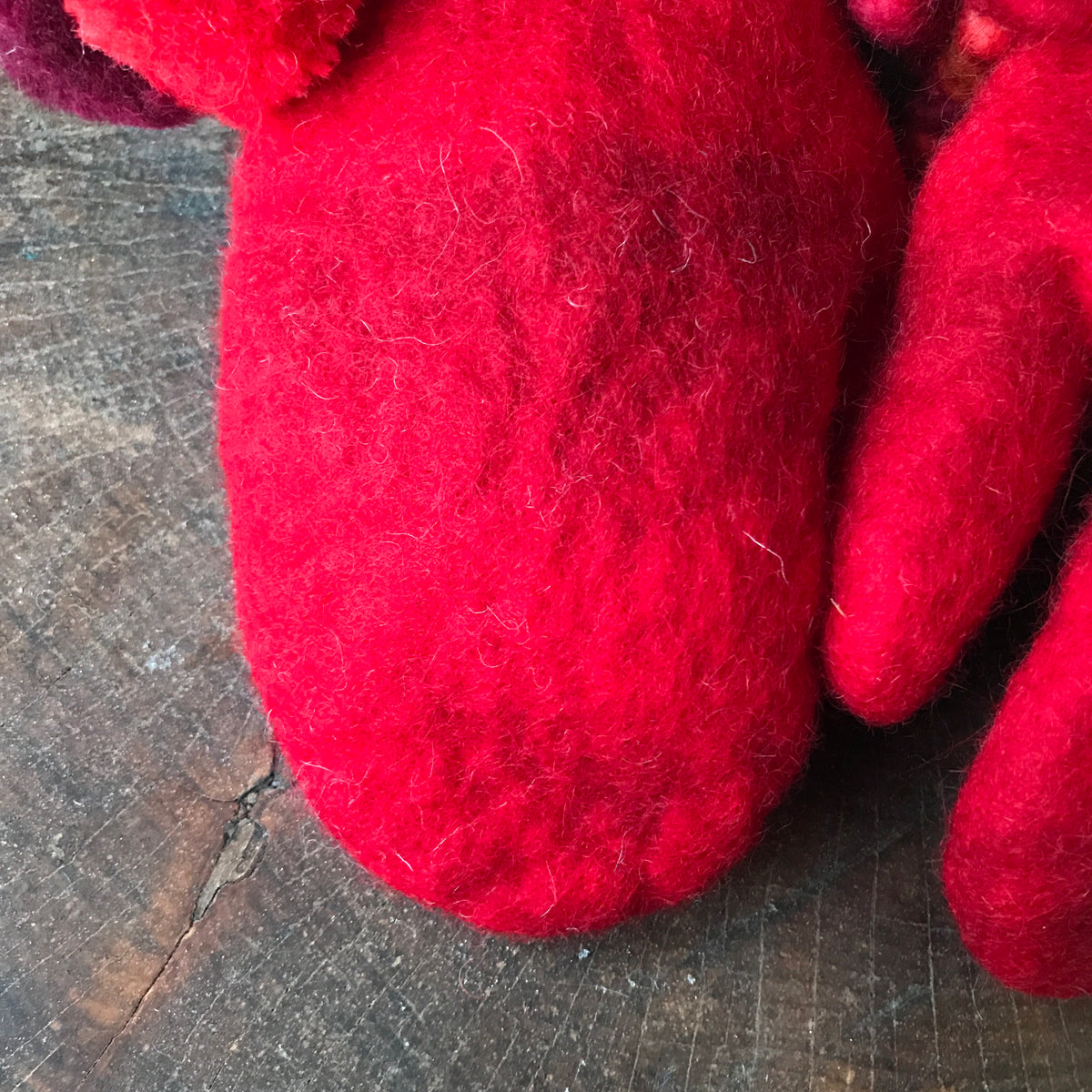 Red felted mittens Mitaines rouges en feutre - Mynoush