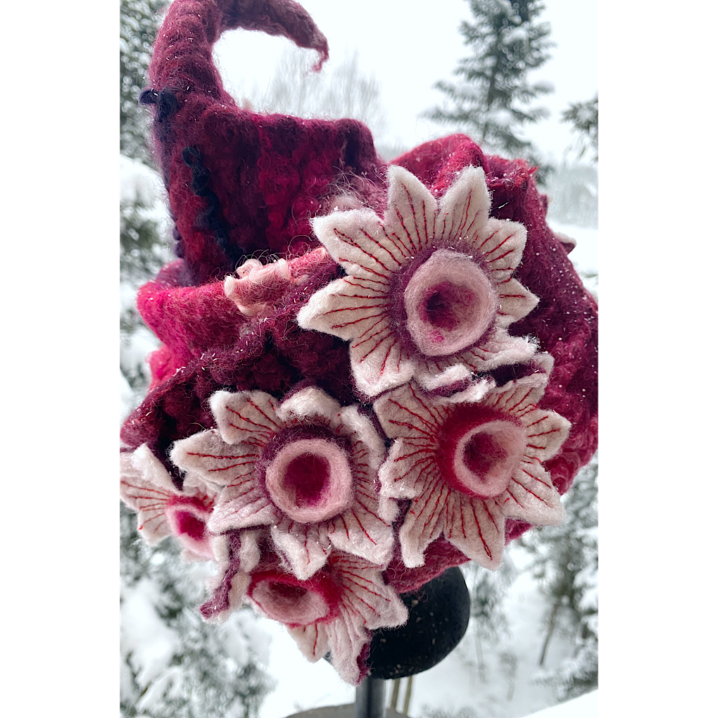 Winter is blooming - Felted hat 23.5“ medium