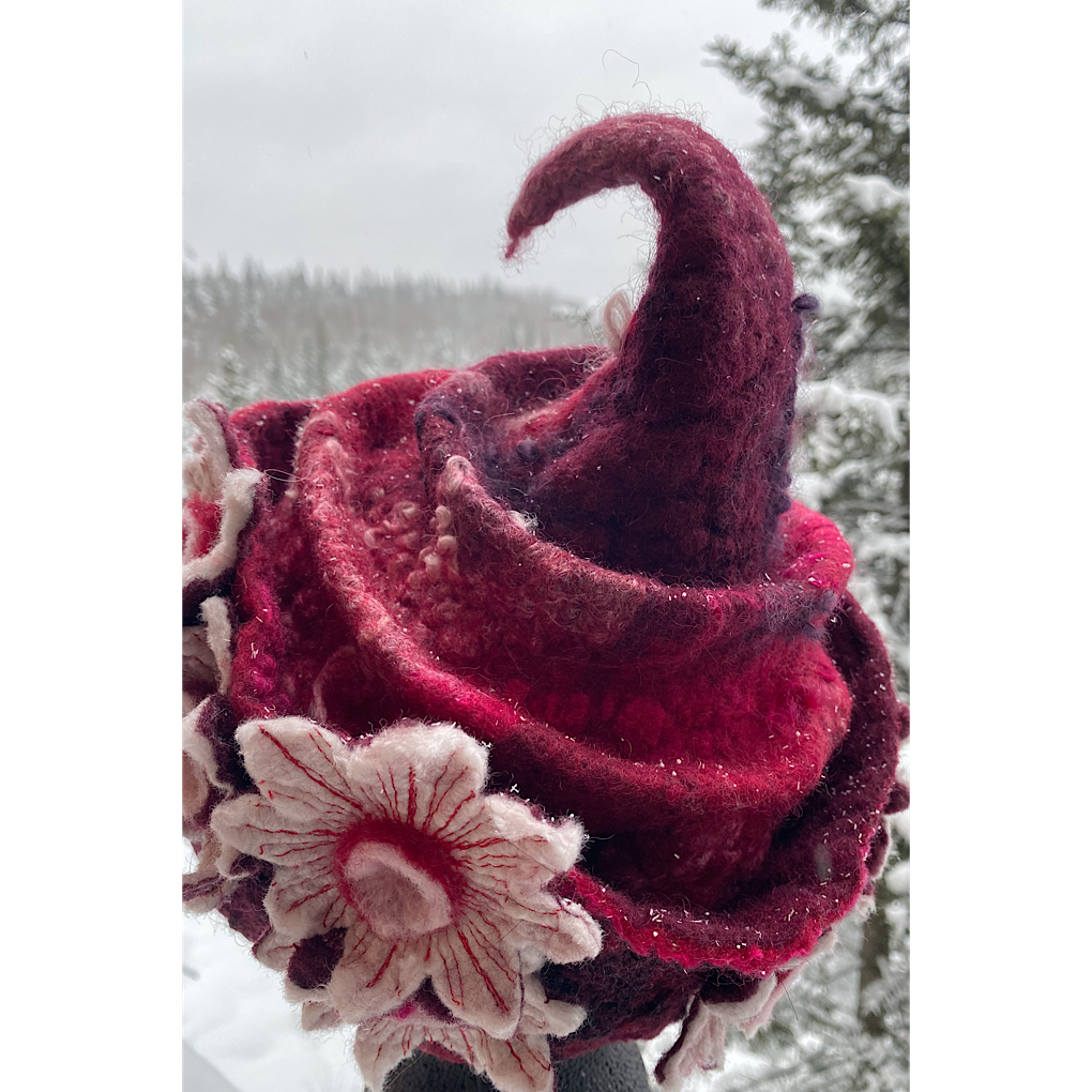 Winter is blooming - Felted hat 23.5“ medium