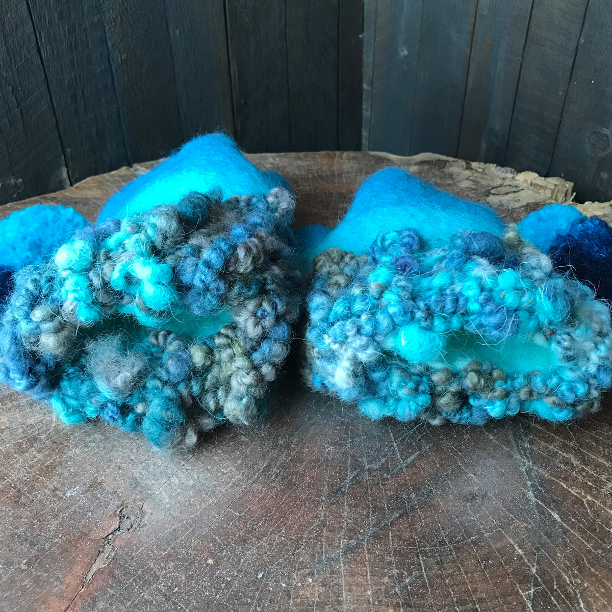 Blue felted mittens Mitaines bleues en feutre - Mynoush