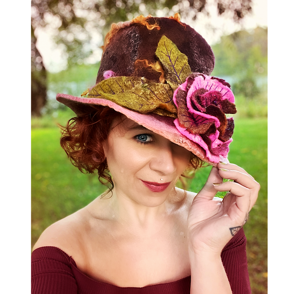 Felted top hat with rose - 24“