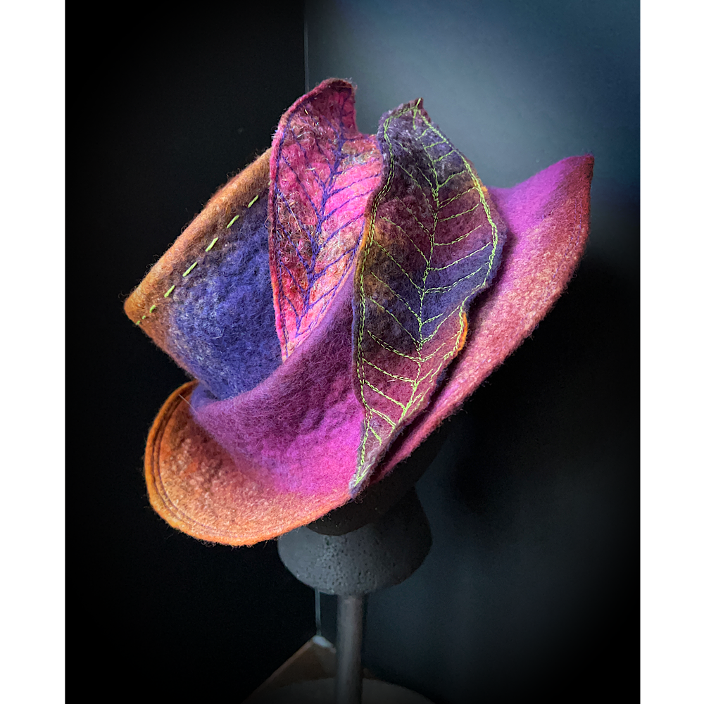 Felted top hat with leaves - 23.5“