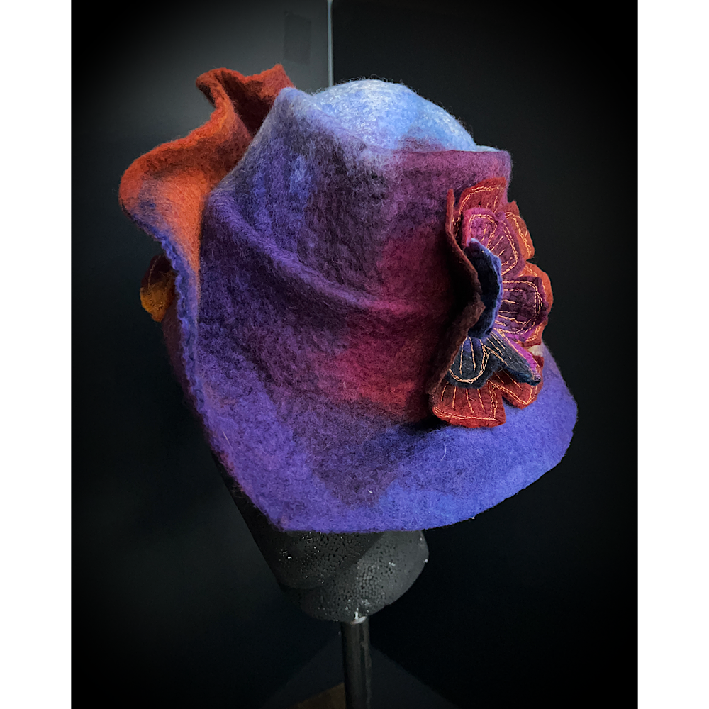 Felted top hat with leaves - 22“ 1/4