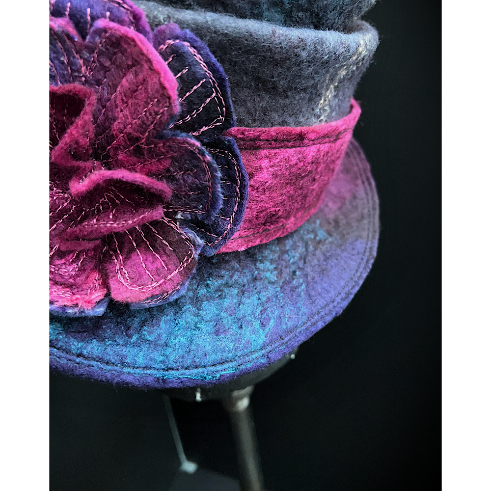 Felted top hat with flower - 24“