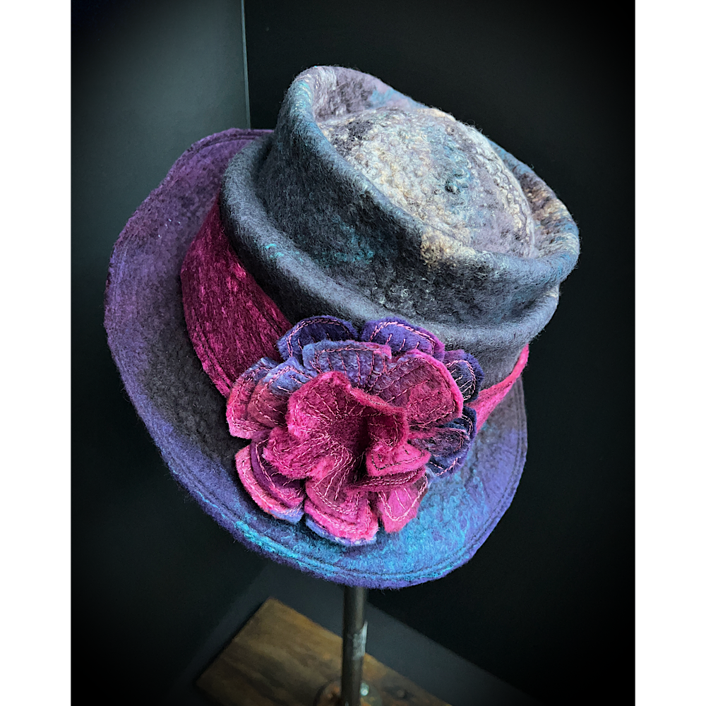 Felted top hat with flower - 24“