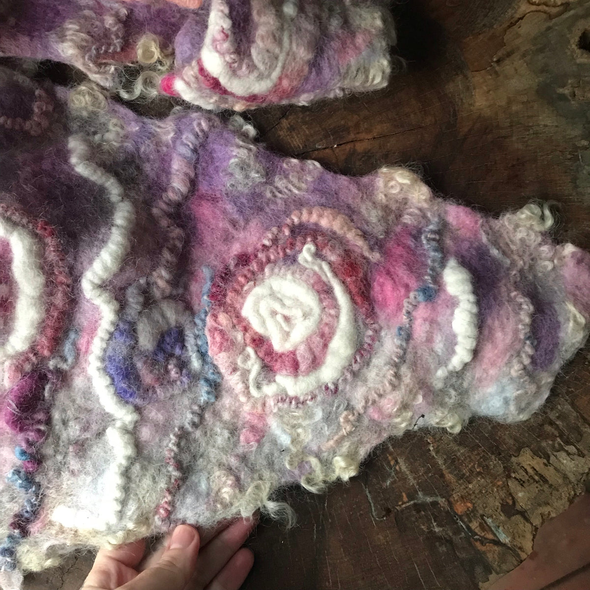 Felted triangular shawl | Châle en feutre 58” x 21” - Mynoush