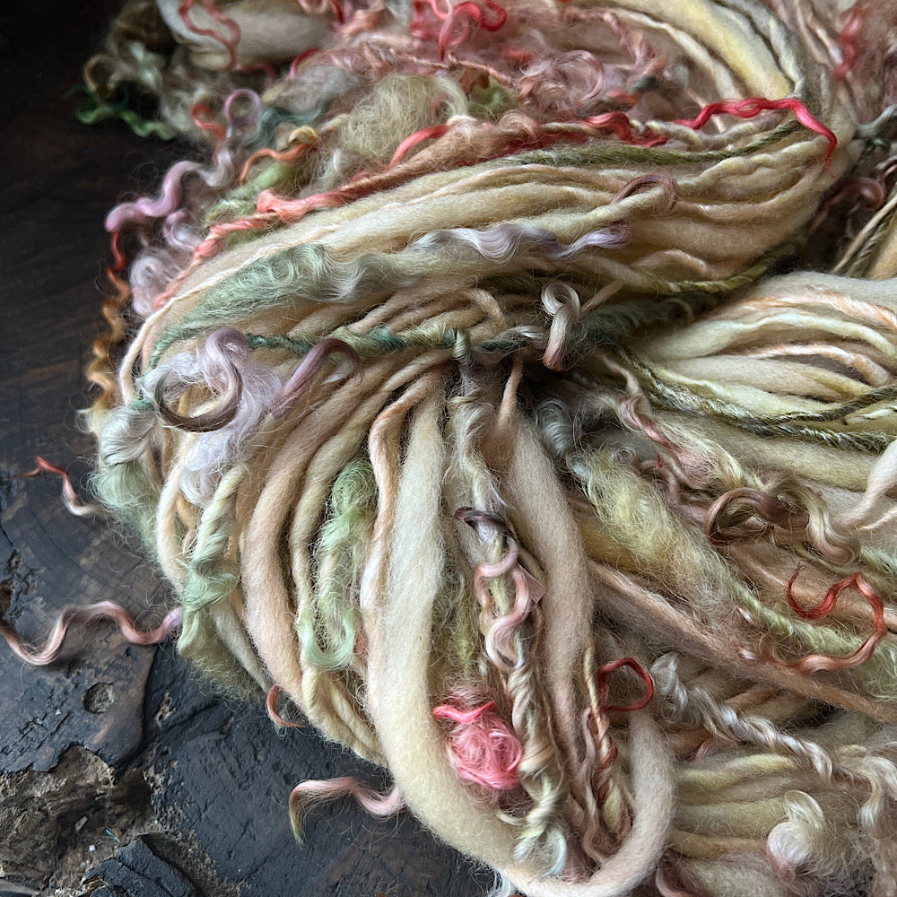 Golden kiss art yarn single