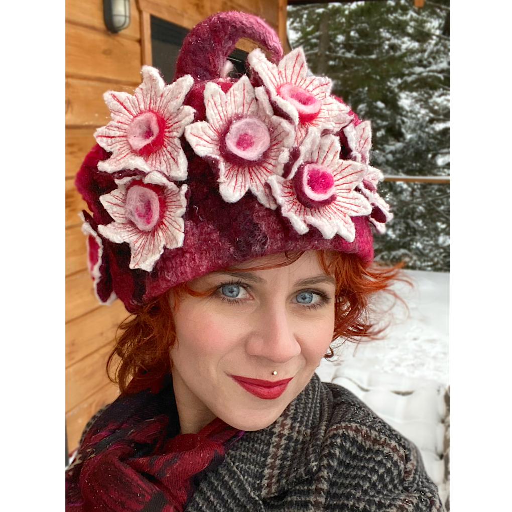 Winter is blooming - Felted hat 23.5“ medium