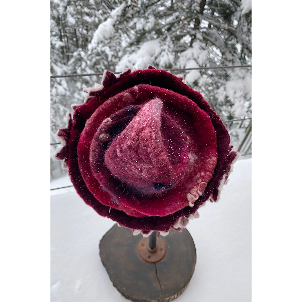Winter is blooming - Felted hat 23.5“ medium