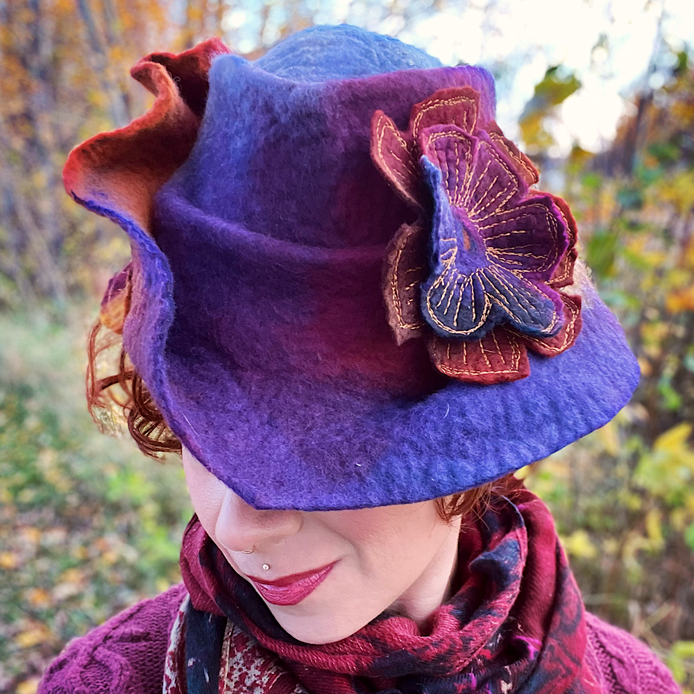 Felted top hat with leaves - 22“ 1/4
