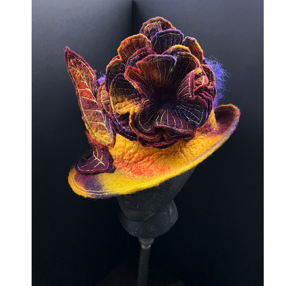 Felted top hat with rose - 23“