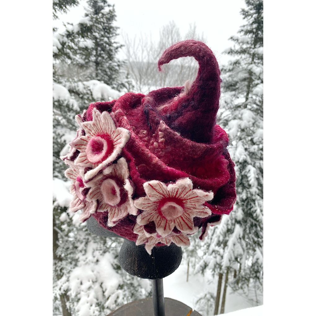 Winter is blooming - Felted hat 23.5“ medium