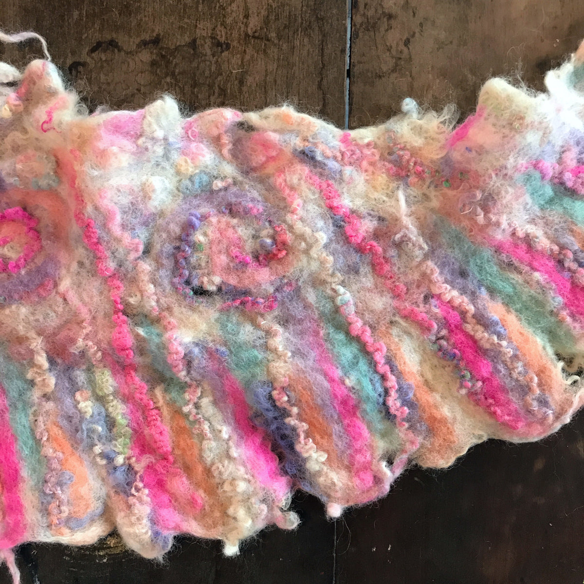 Pink felt scarf Foulard de feutre rose - Mynoush