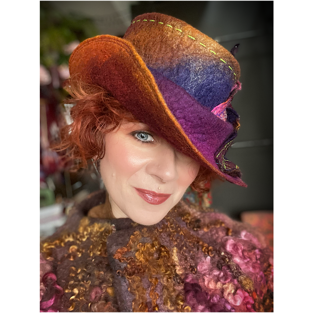 Felted top hat with leaves - 23.5“