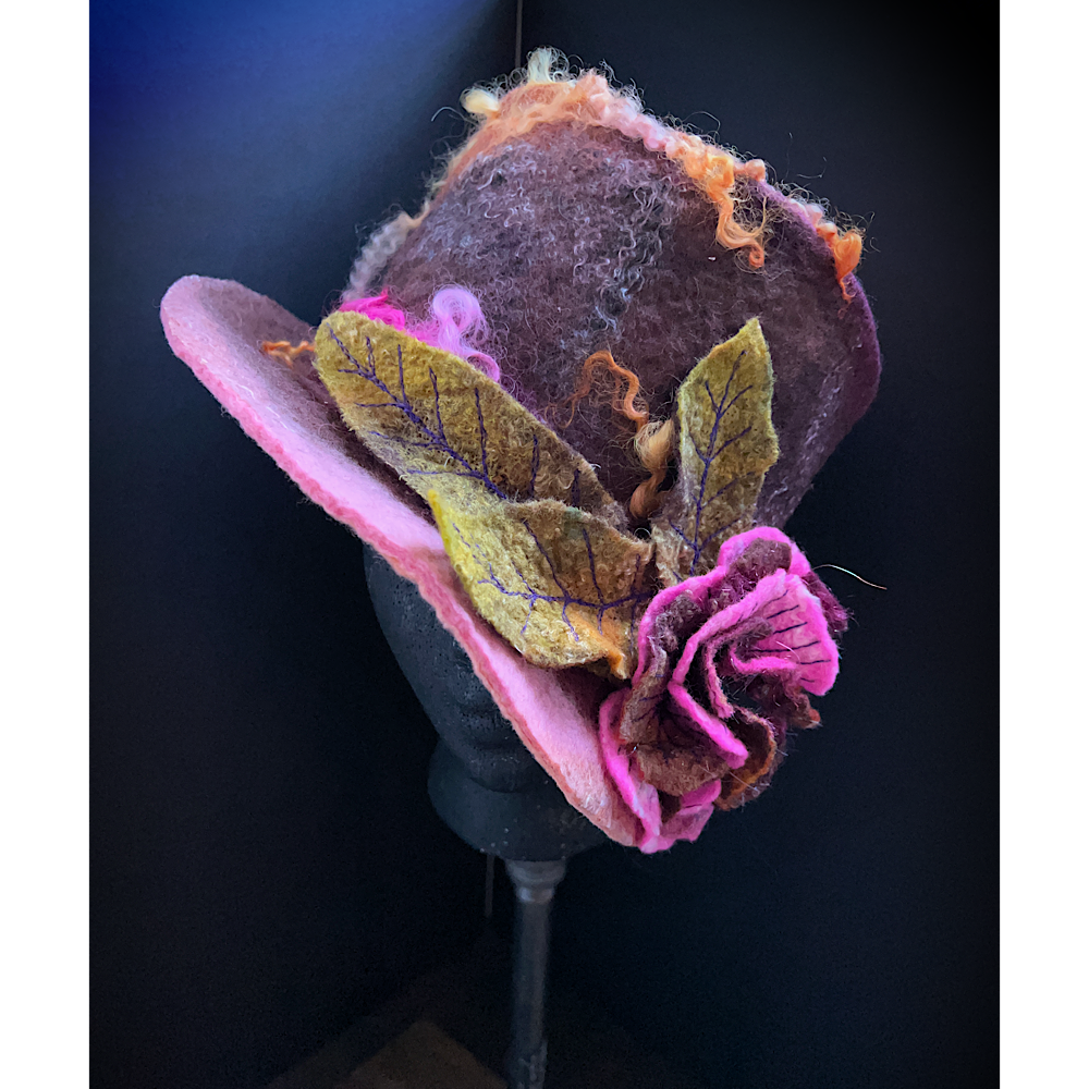 Felted top hat with rose - 24“