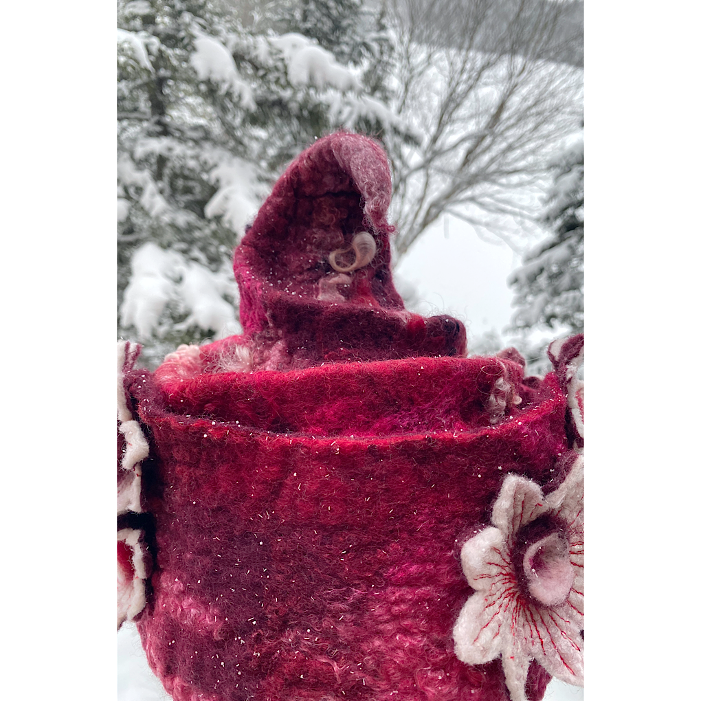 Winter is blooming - Felted hat 23.5“ medium
